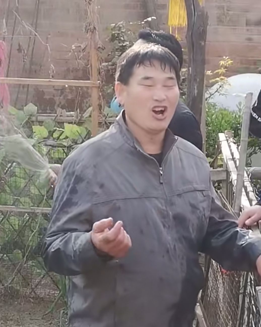 大衣哥冬日暖心日常新动态